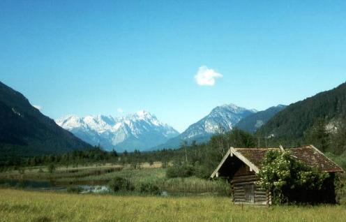 Aussicht über das Loisachtal zum Wettersteinmassiv